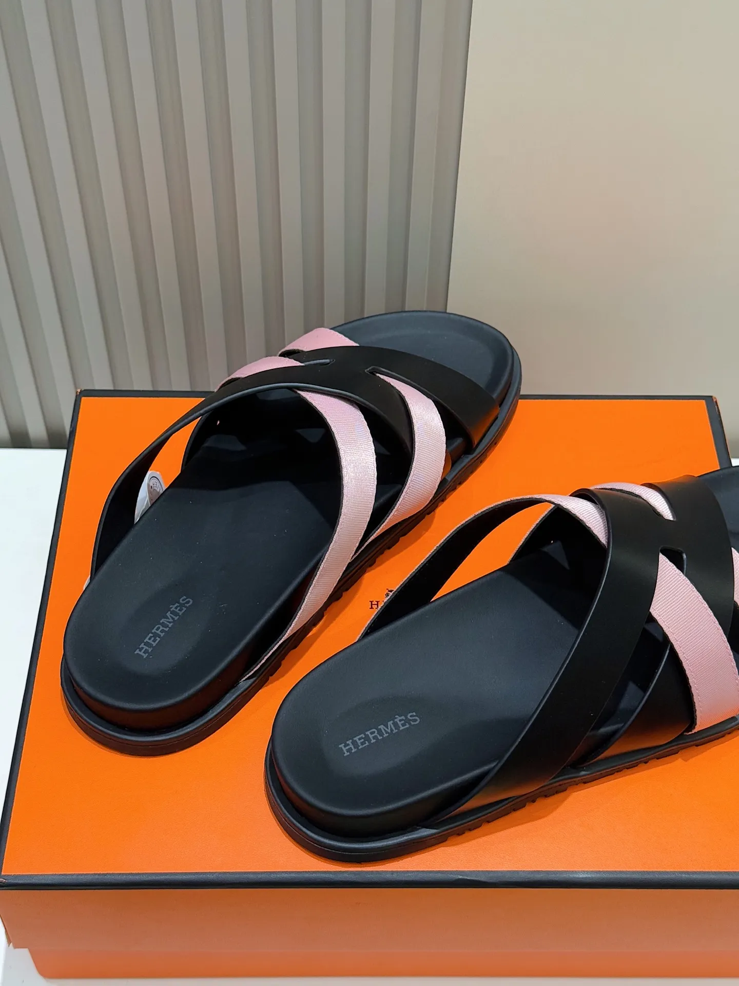 Batch 280 Hermes men's Kazimir slippers - top quality woven calfskin functional sandals, with interwoven uppers inspired by the "H" iconic pattern to create a casual look, perfect for summer. Imported cowhide + cowhide lining + rubber outsole Size: 38-44 (.45.46 customized)